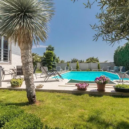 Дом отдыха 5 Bedroombeautiful In Пула